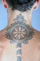 Facet z tatuażem (I)