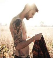 Facet z tatuażem (II)