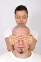 Widzi słuchem i dotykiem